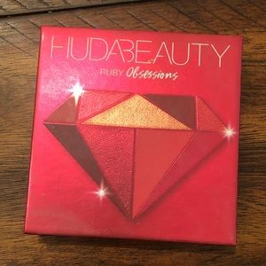 Huda Beauty Ruby Obsessions eyeshadow palette